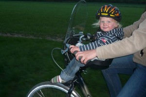 Paul im Fahrradträger vorne am Lenker