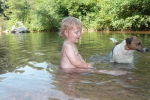 Tim badet in der Muga bei Albanya